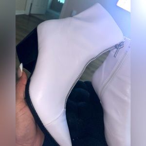 White soft leather ankle boots pointy toe on trend !